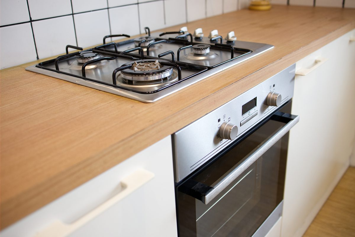 Installation professionnelle de cuisinière et conduit de fumée